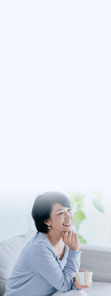 Người phụ nữ trung niên mỉm cười thư thái trên sofa