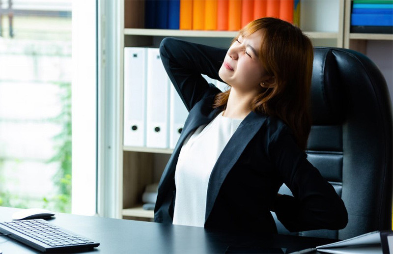 Nhiều người quan ngại mệt mỏi đau nhức khắp người n&ecirc;n l&agrave;m g&igrave; do kh&ocirc;ng đi k&egrave;m c&aacute;c dấu hiệu chấn thương