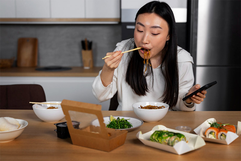 Khi thiếu ngủ k&eacute;o d&agrave;i, nhiều người c&oacute; thể gặp t&igrave;nh trạng c&acirc;n nặng l&ecirc;n xuống thất thường d&ugrave; chế độ ăn như cũ