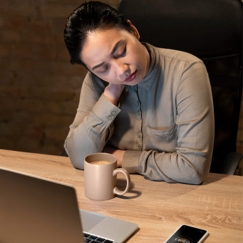 Người c&oacute; cường độ l&agrave;m việc cao, thiếu ngủ l&agrave; đối tượng dễ bị mệt mỏi k&eacute;o d&agrave;i do suy giảm năng lượng tế b&agrave;o